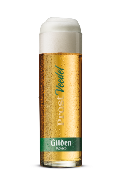 Ein Glas helles Bier mit Schaumkrone vor einem weißen Hintergrund.